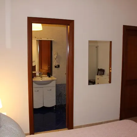 Michealhouse לינה וארוחת בוקר קאסרטה