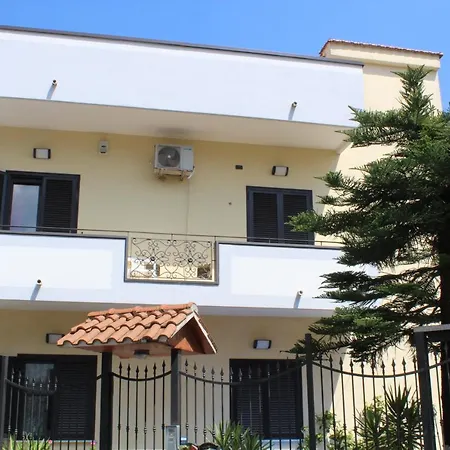 לינה וארוחת בוקר Michealhouse קאסרטה